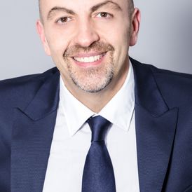 Executive coach for managers who want to focus on their skills or improve their careers, for outplacement and for sales network. 
Life coach for whoever wants to improve their lives, reach their goals or address the obstacles.