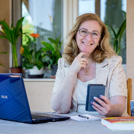 Kérdéseimmel támogatlak, hogy megtaláld megoldásaidat életed kérdéseire.
Gondolatébresztő, kreatív beszélgetésünk arra inspirál, hogy a legtöbbet, legjobbat hozd ki önmagadból.

Beszélgessünk, ha:

-kihívás vagy változás előtt állsz
-feszült helyzetben vagy
-nehéz döntésekkel kell megbírkóznod
-élethelyzeted változás előtt áll
-nagy terveket szeretnél megvalósítani
-életed következő szakaszát terveznéd meg