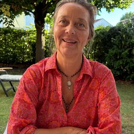 I am a somatic coach and a trauma informed coach. I help you uncover trauma response in your behaviour and help you to feel your true Self. Thus growing Self-understanding, resilience, productivity, ability to rest (overcoming trauma response of fight/flight, freeze mechanisms, and increasing quality of life!